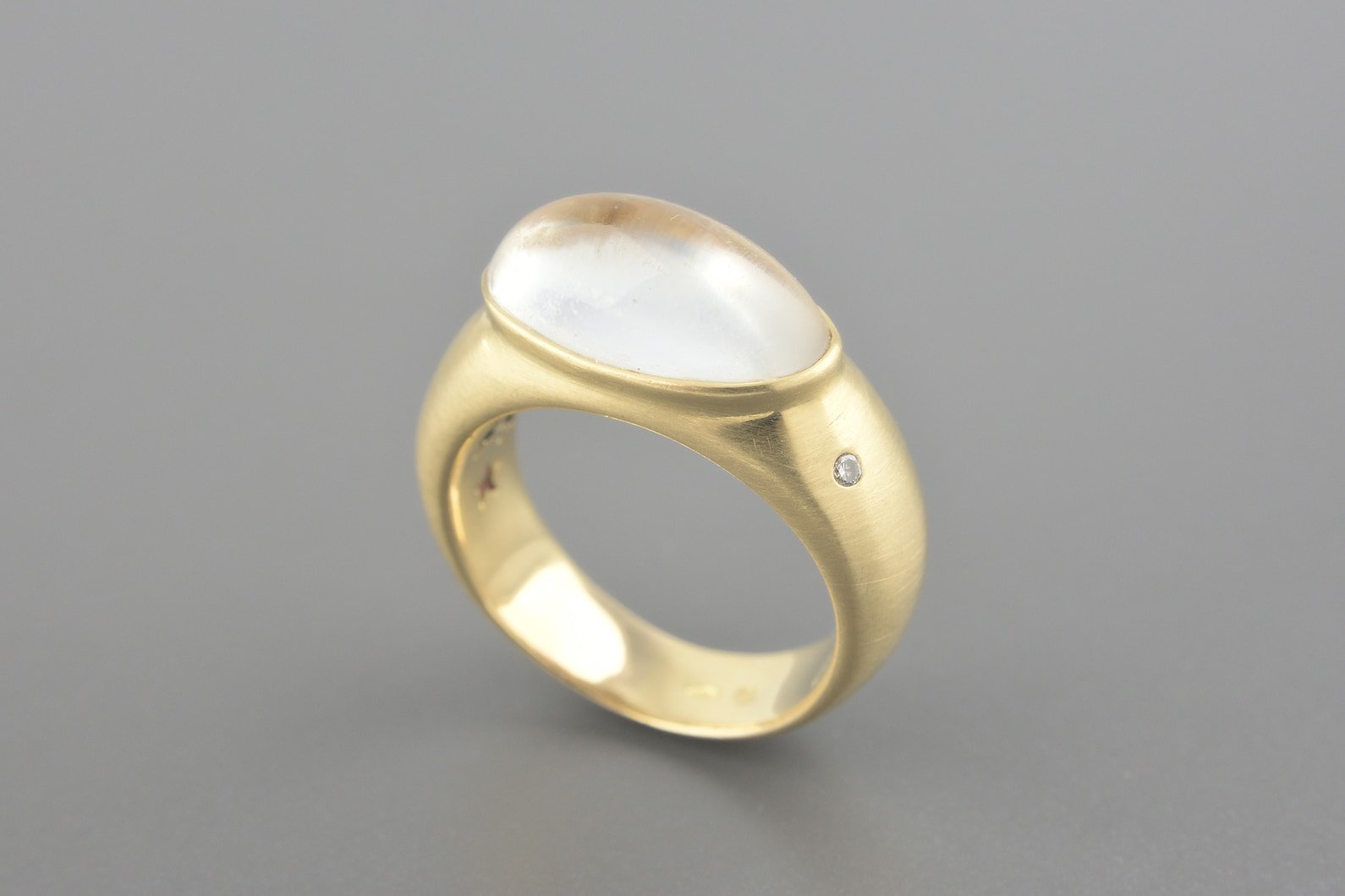 Anel em Ouro Amarelo 18k com Quartzo Cabochon de 17x9mm e Brilhante de Aprox. 2pts