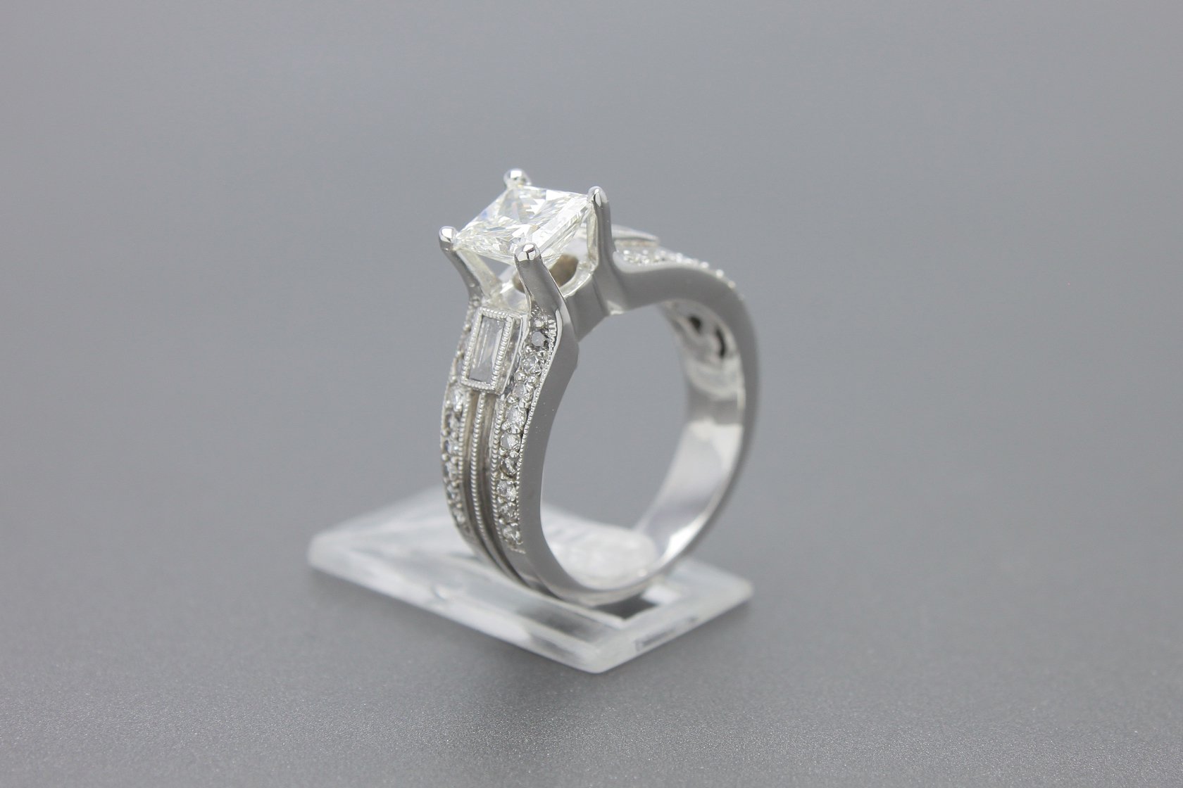 Anel em ouro branco 18k diamantes aproximadamente 1.48 ct