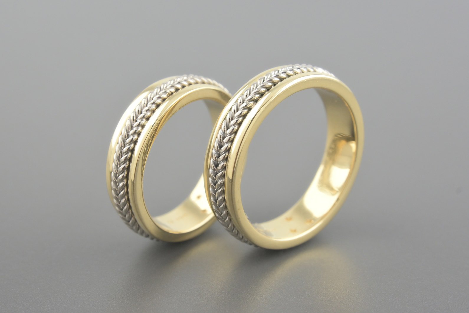 Par de Alianças em Ouro Amarelo e Branco 18k
