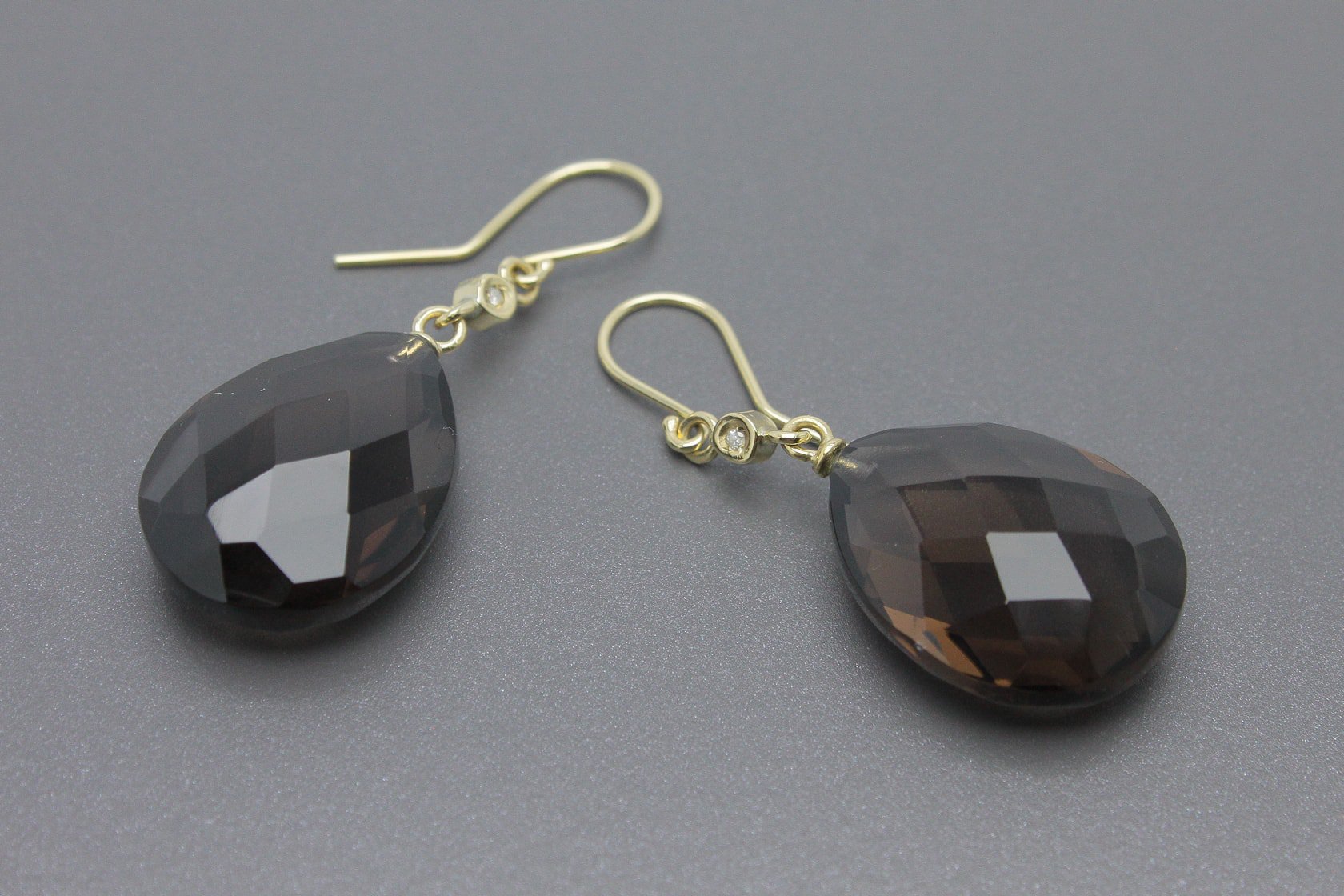 Brincos em Ouro Amarelo 18k com Quartzos Fume de 21x16mm e Aprox. 1pt de Brilhantes