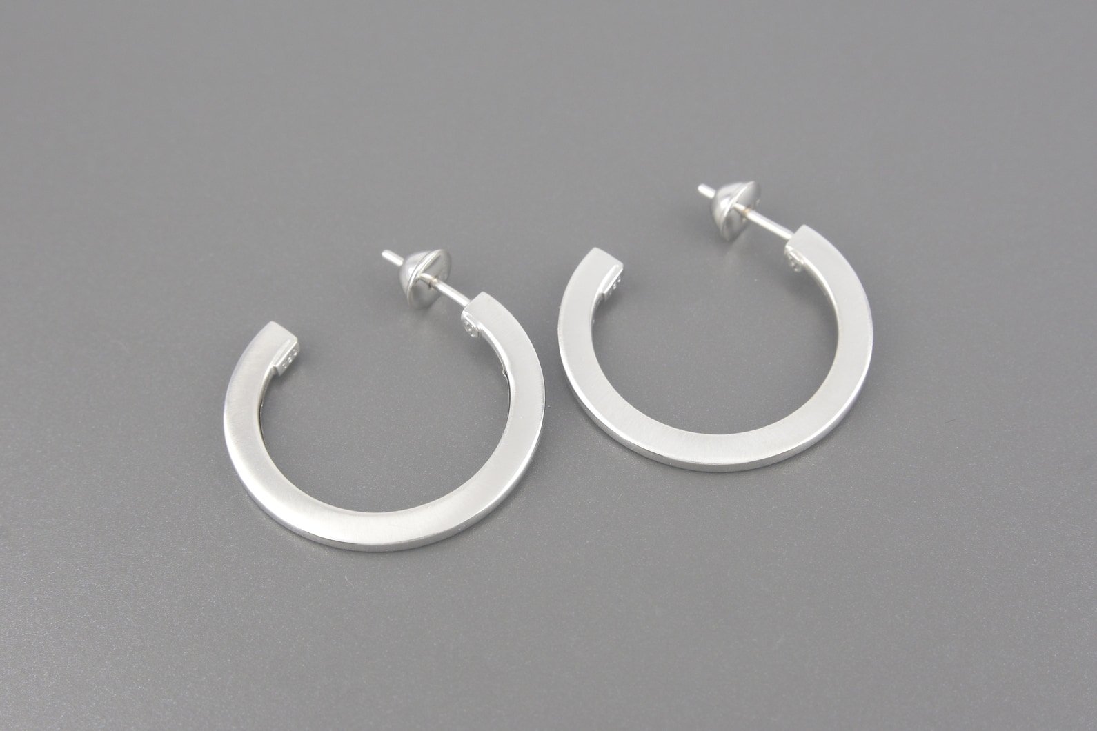 Brincos Argola em Ouro Branco 18k
