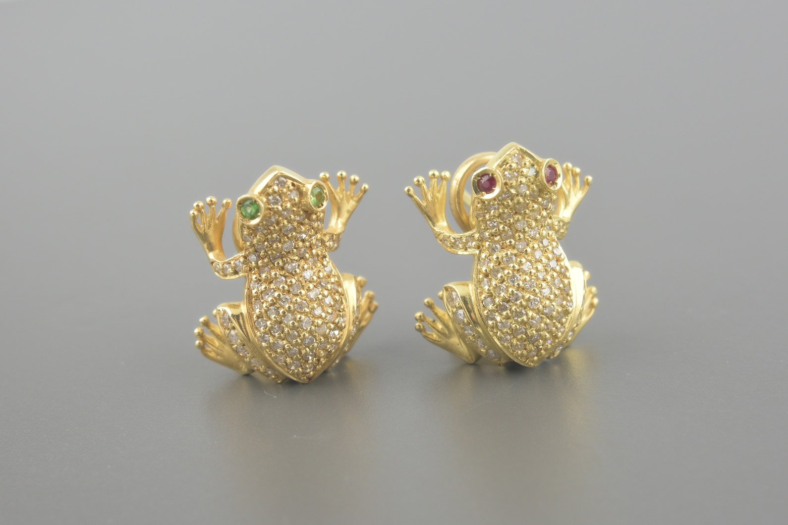 Brincos Sapos em Ouro Amarelo 18k com Rubis, Esmeraldas e Aprox. 82pts de Brilhantes