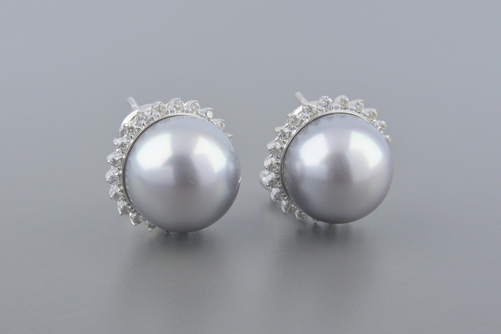 Brincos em Ouro Branco 18k com Pérolas Negras de 13mm e Aprox. 44pts de Brilhantes