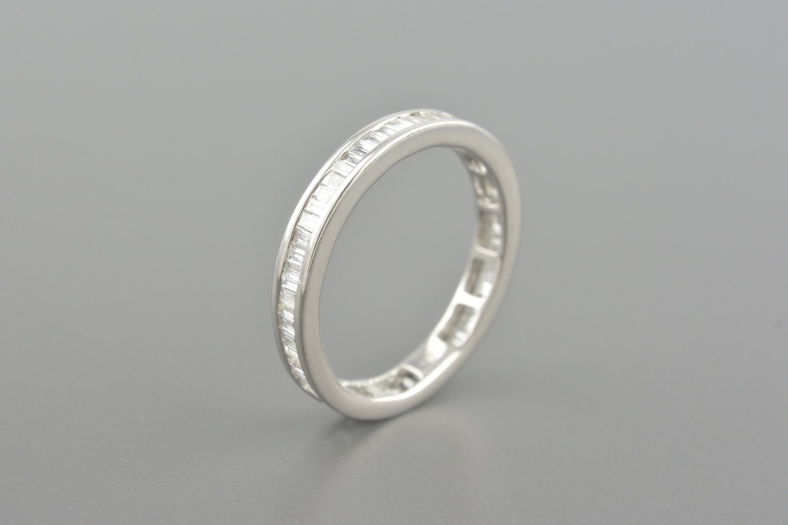 Aliança Inteira em Ouro Branco 18k com Aprox. 0.90ct de Diamantes Baguete