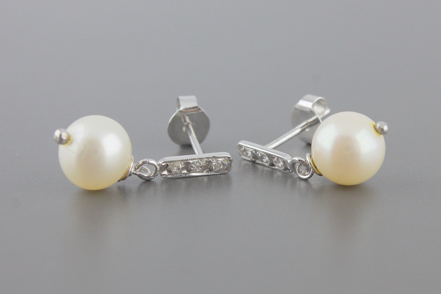 Brincos em Ouro Branco 18k com Pérolas de 8mm e Zirconias de 1mm