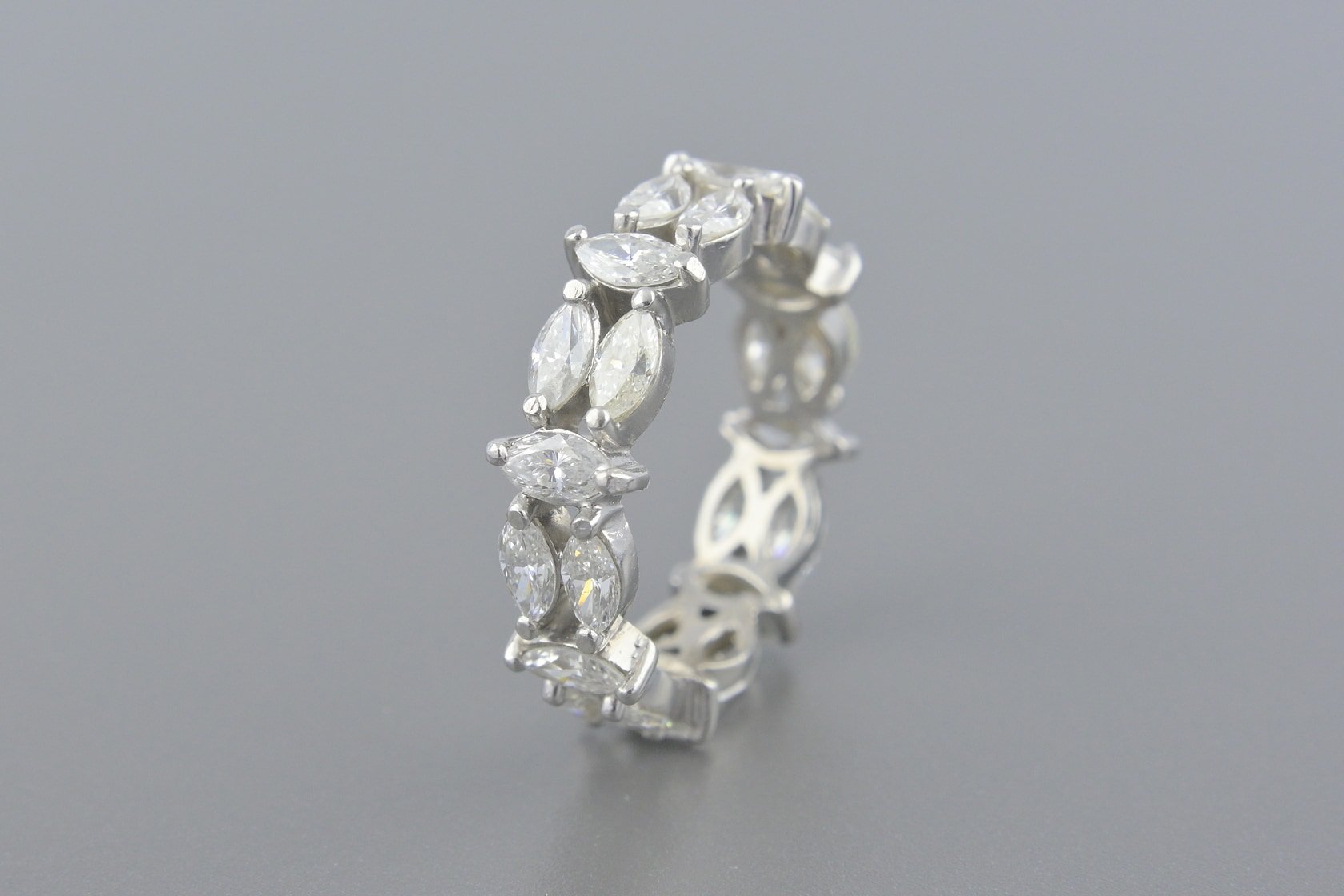 Aliança Inteira em Ouro Branco 18k com Aprox. 2.88cts de Diamantes Navete