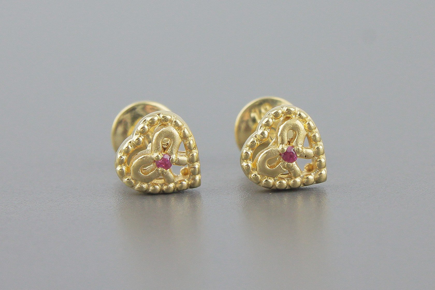 Brincos Coração em Ouro Amarelo 18k com Rodolitas