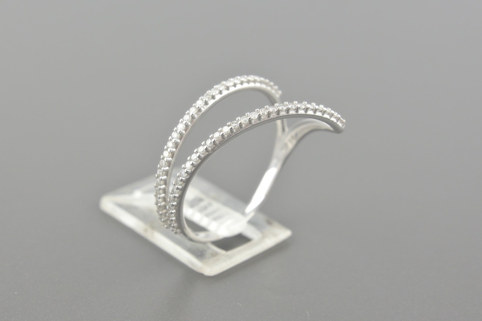 Anel em Ouro Branco 18k com Aprox. 27pts de Brilhantes