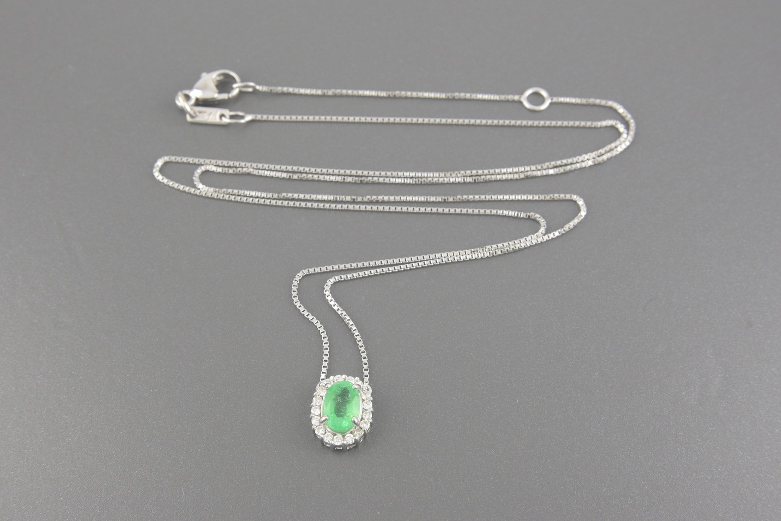 Colar em Ouro Branco 18k com Esmeralda de 6x4mm e Aprox. 17pts de Brilhantes