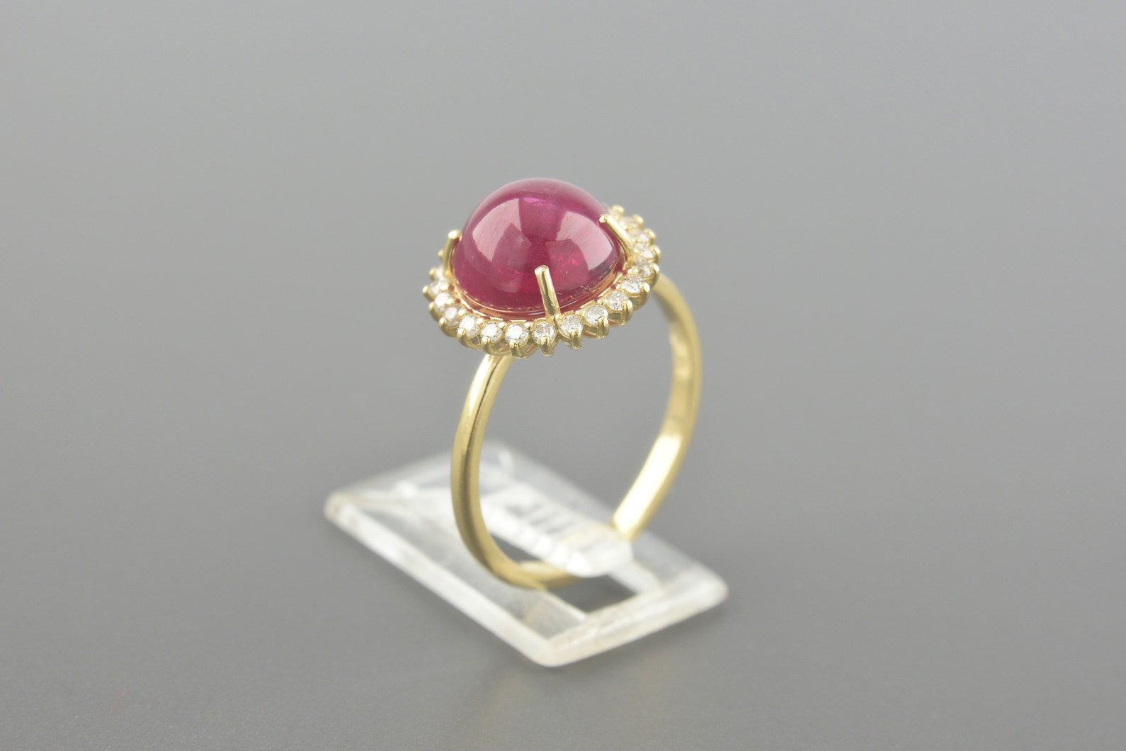 Anel em Ouro Amarelo 18k com Rubi Cabochon de 9mm e Aprox. 18pts de Brilhantes