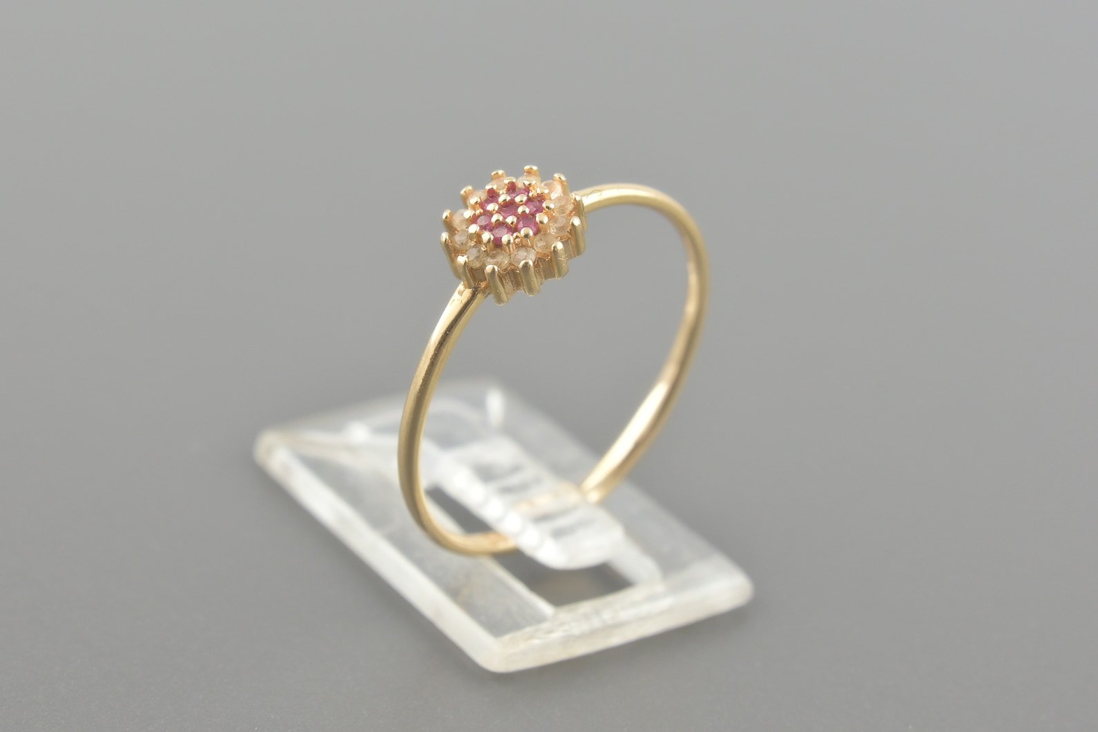 Anel Margie em Ouro Rose 18k com Safiras Rosa e Topázios Incolores