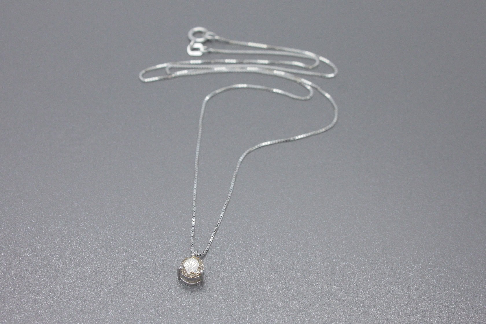 Colar Ponto de Luz em Ouro Branco 18k com Diamante Brown de Aprox. 50pts