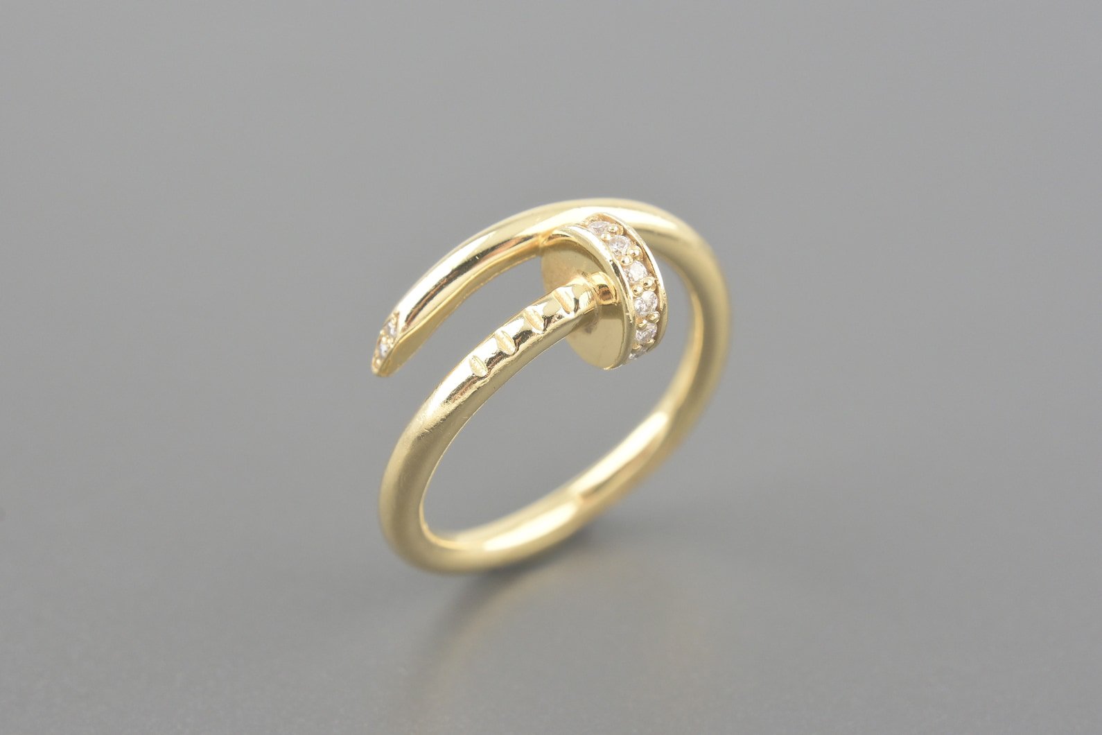 Anel em Ouro Amarelo 18k com Safiras Brancas