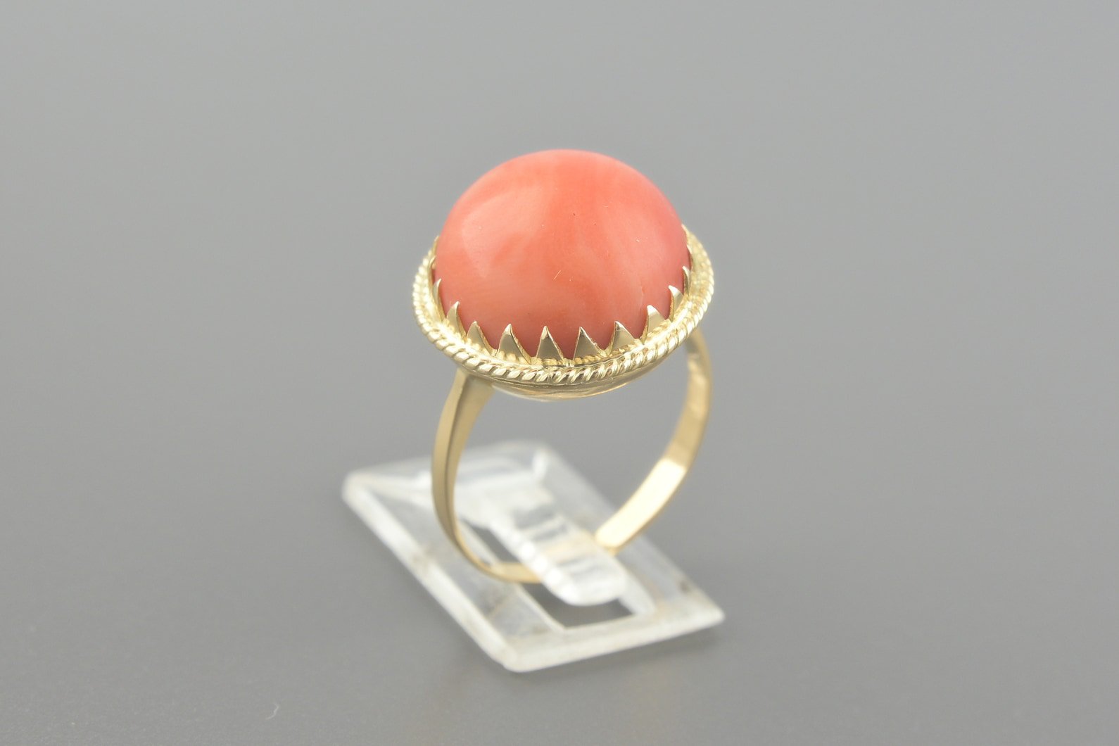 Anel em Ouro Amarelo 18k com Coral de 13mm