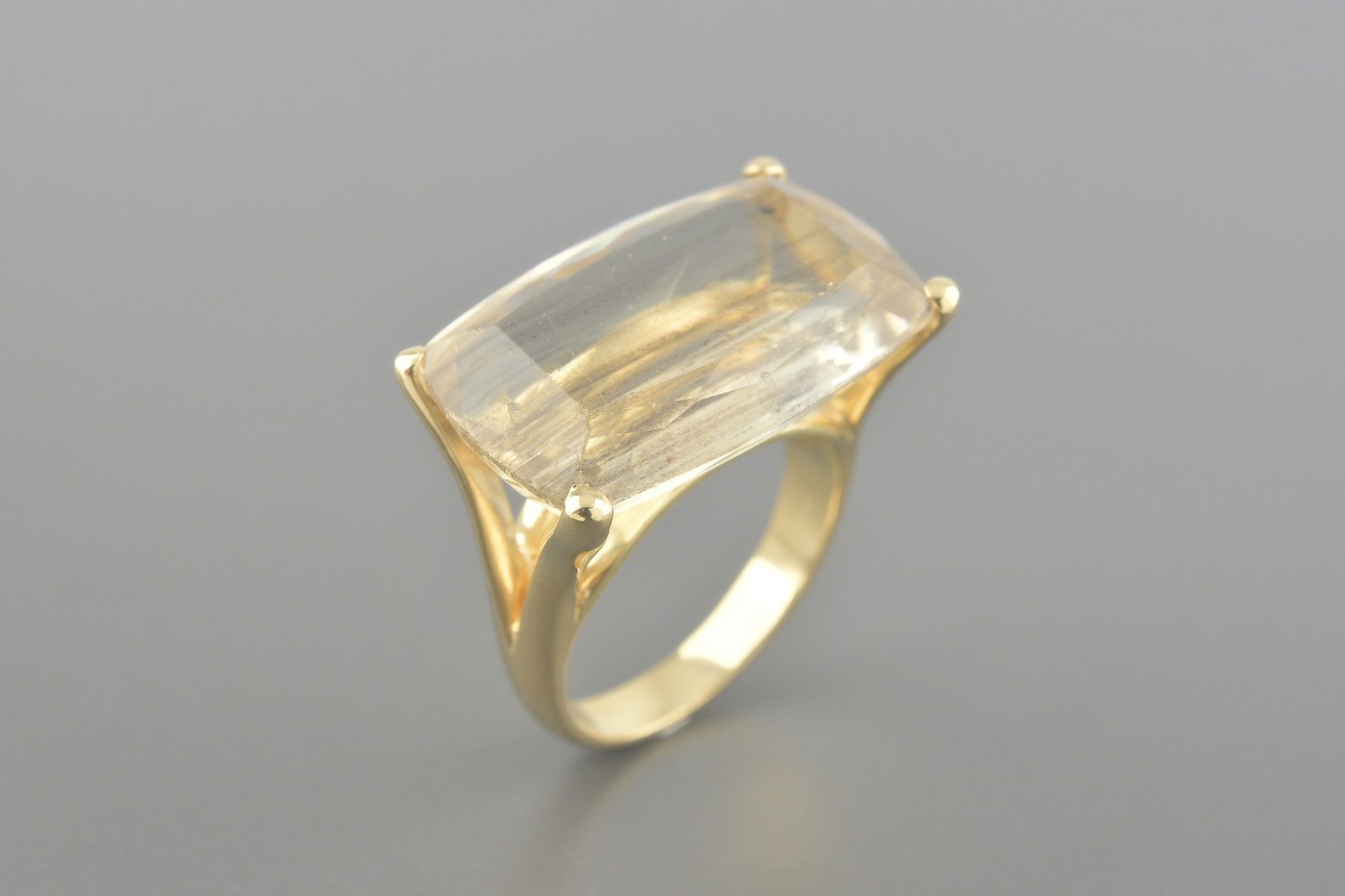 Anel em Ouro Amarelo 18k com Quartzo de 25x16mm