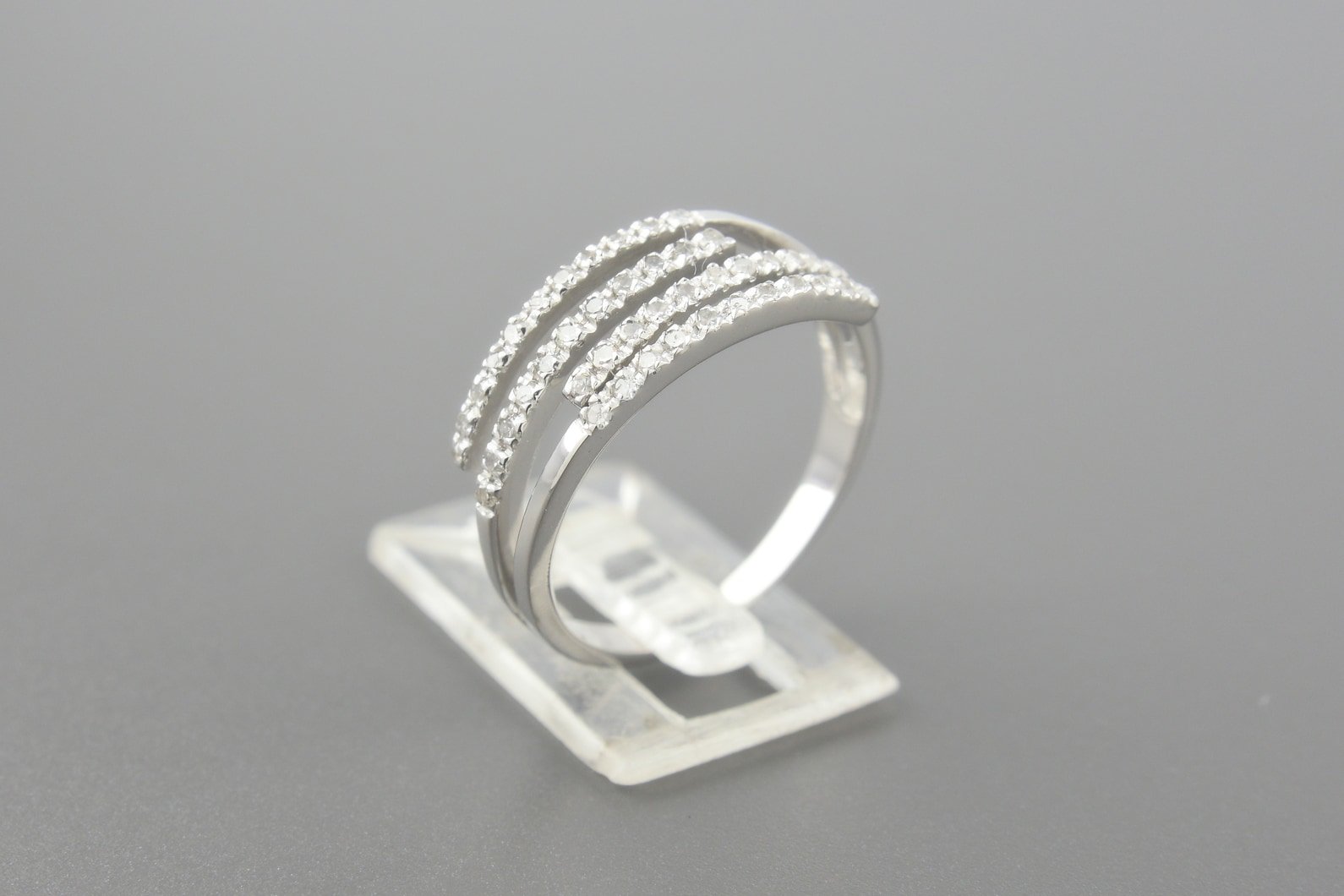Anel em Ouro Branco 18k com Aprox. 22pts de Brilhantes