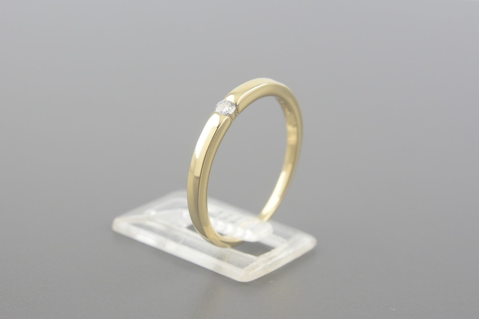 Anel Solitário em Ouro Amarelo 18k com Brilhante de Aprox. 12pts