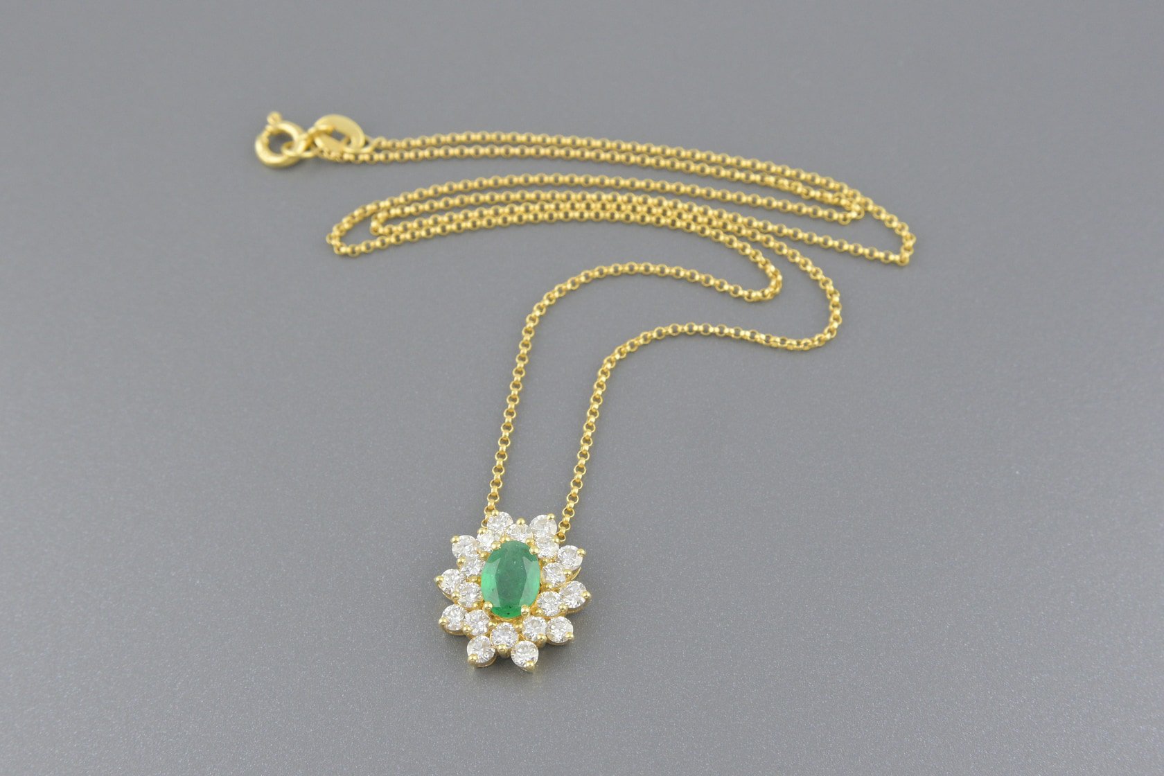 Colar em Ouro Amarelo 18k com Esmeralda de Aprox. 60pts (7x5mm) e Aprox. 1.05ct de Brilhantes