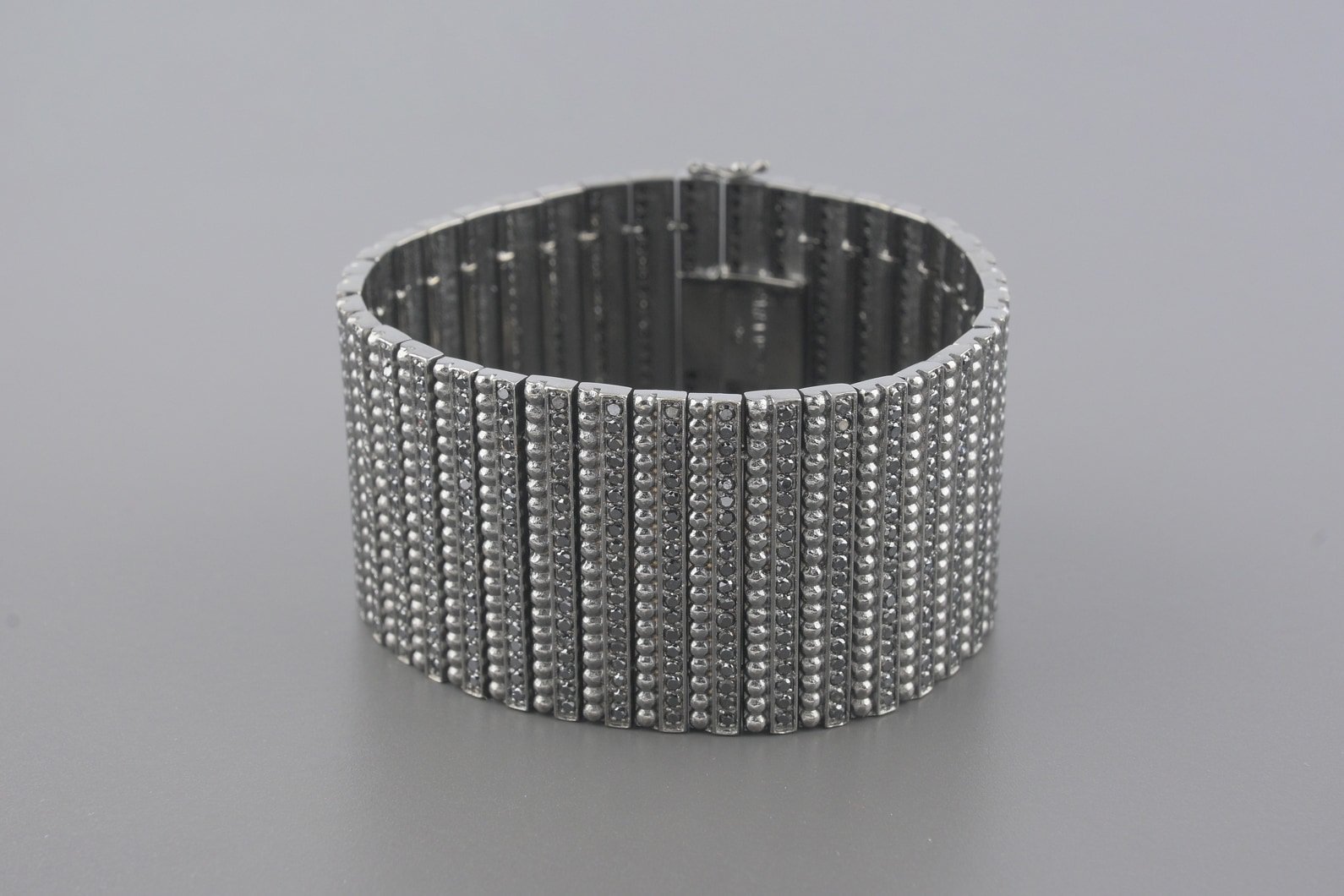 Pulseira em Ouro 18k com Ródio Negro e Aprox. 7.22ct de Diamantes Negros