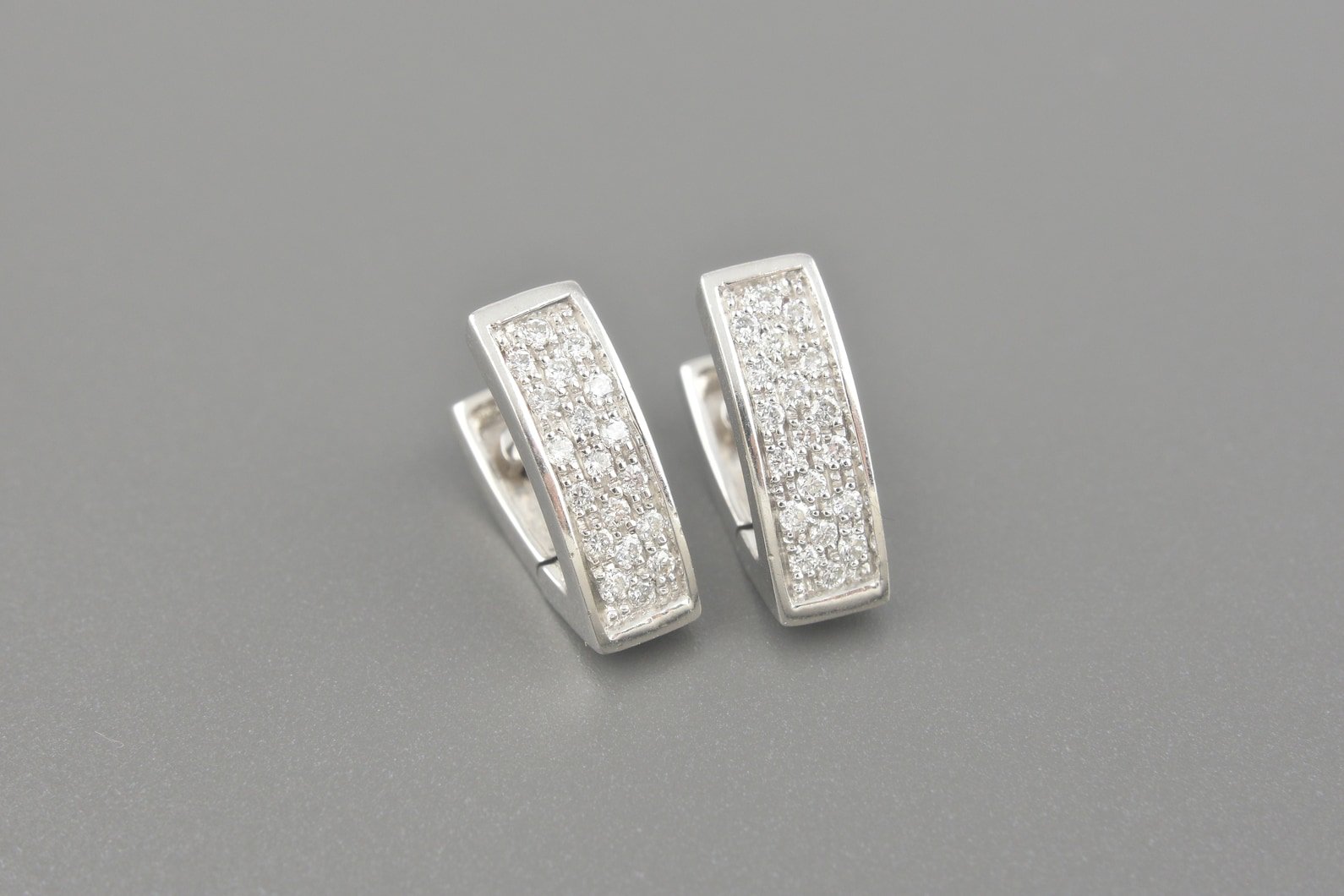 Brincos Argola em Ouro Branco 18k com Aprox. 38pts de Brilhantes