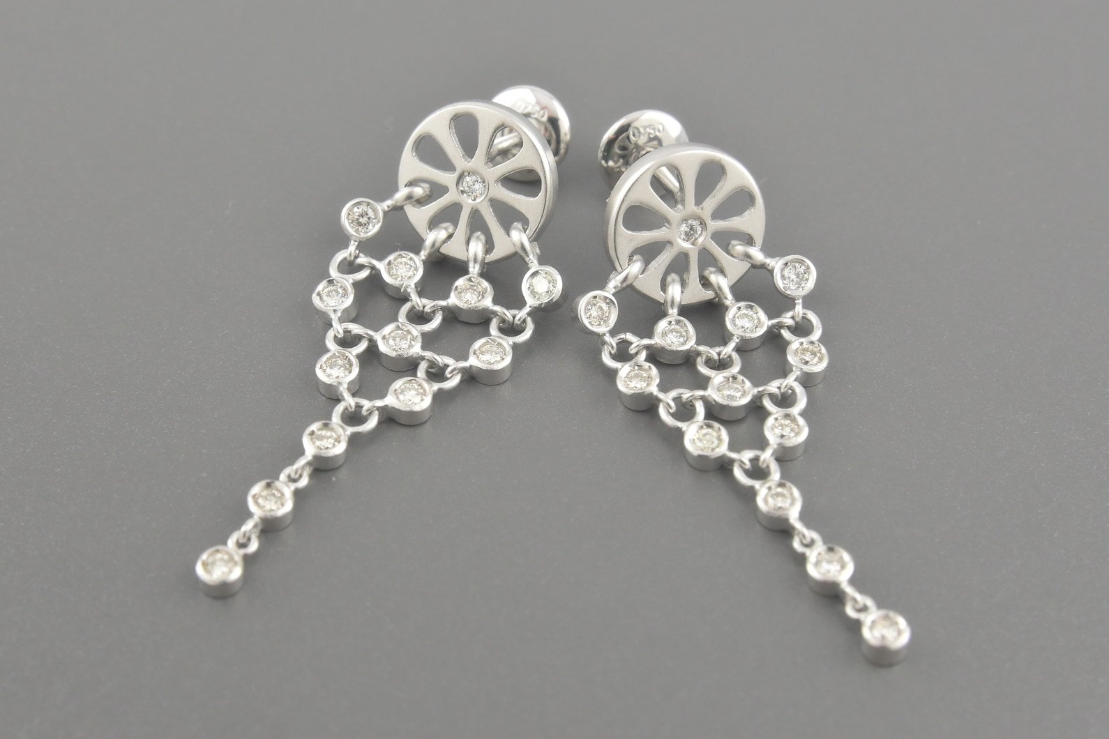 Brincos em Ouro Branco 18k com Aprox. 39pts de Brilhantes