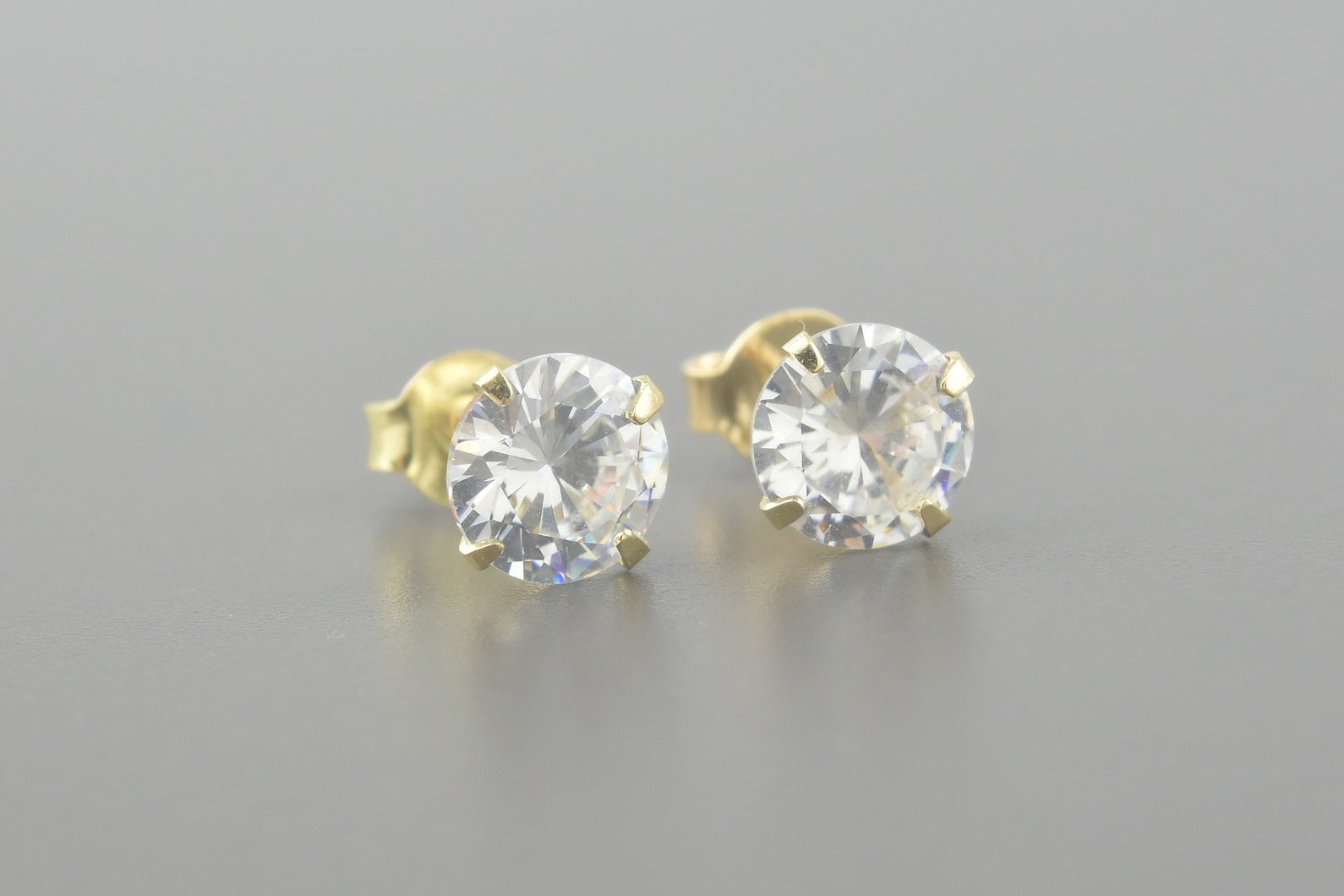 Brincos Solitários em Ouro Amarelo 18k com Zirconias de 6mm