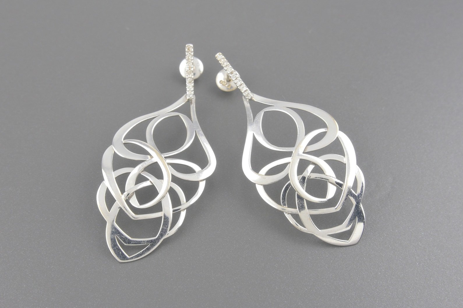 Brincos em Ouro Branco 18k com Aprox. 14pts de Brilhantes