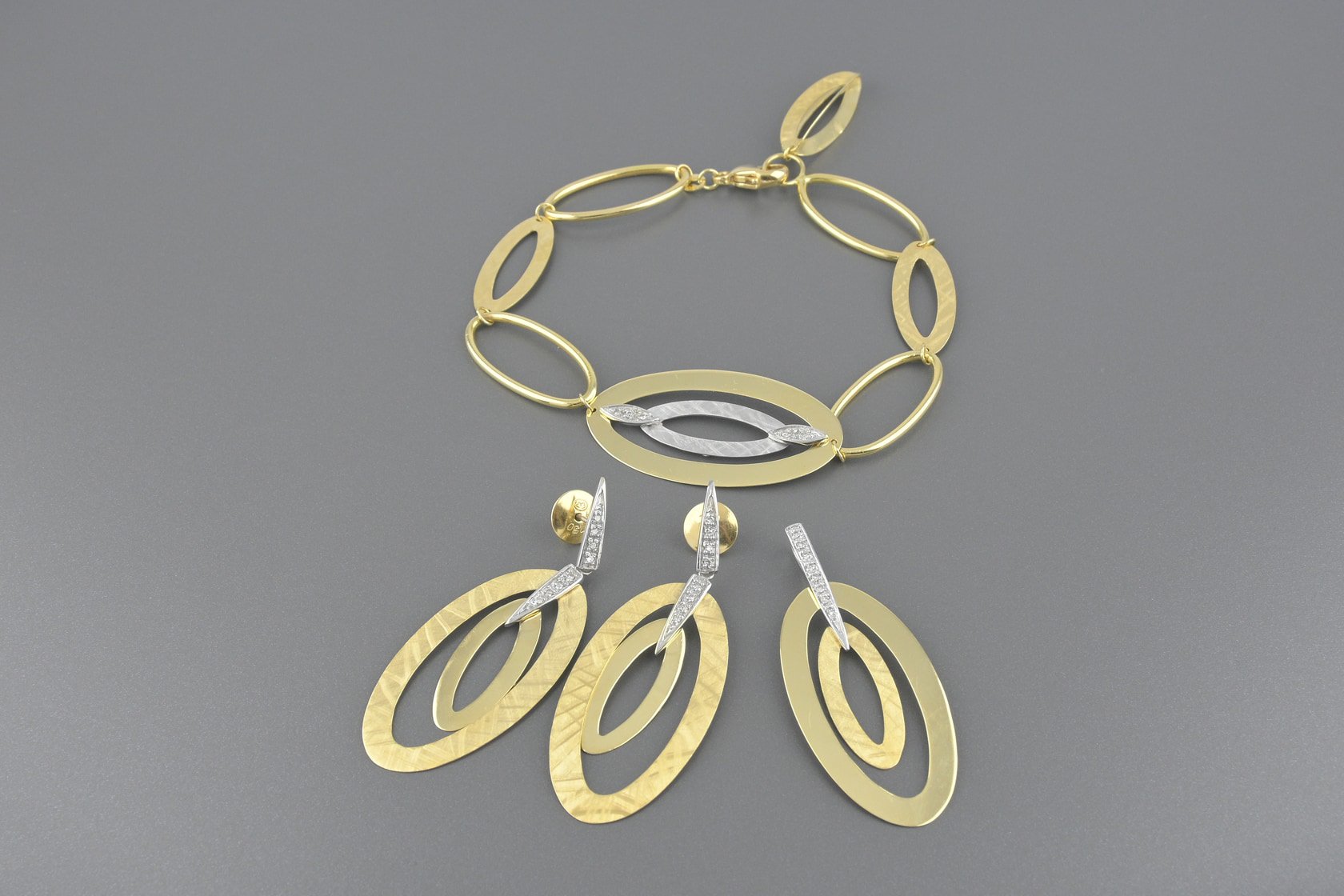 Conjunto em Ouro Amarelo e Branco 18k com Aprox 24pts de Brilhantes