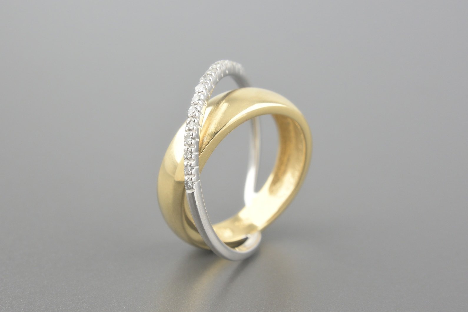 Anel em Ouro Amarelo 18k com Aprox. 11pts de Brilhantes