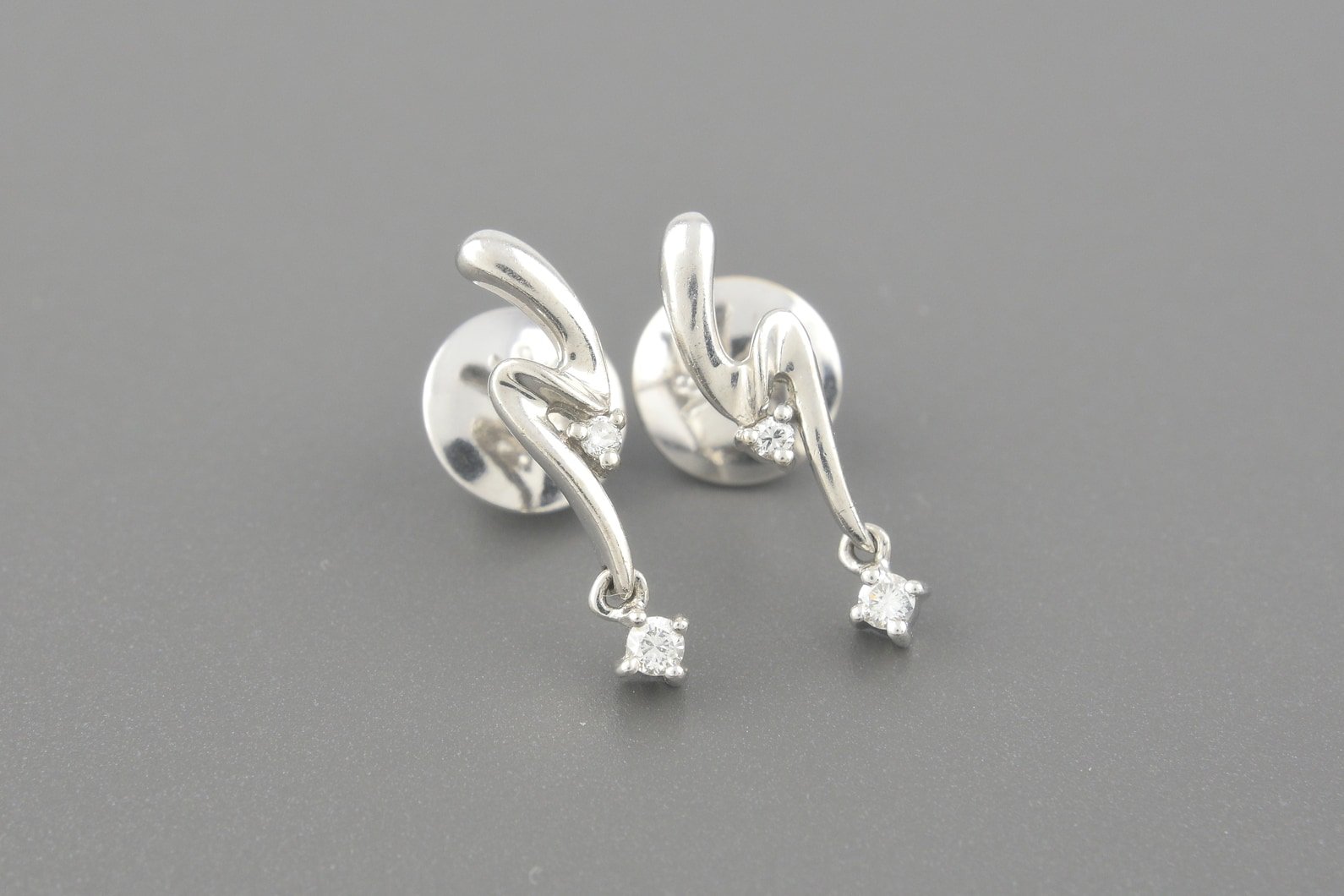 Brincos em Ouro Branco 18k com Aprox. 8pts de Brilhantes