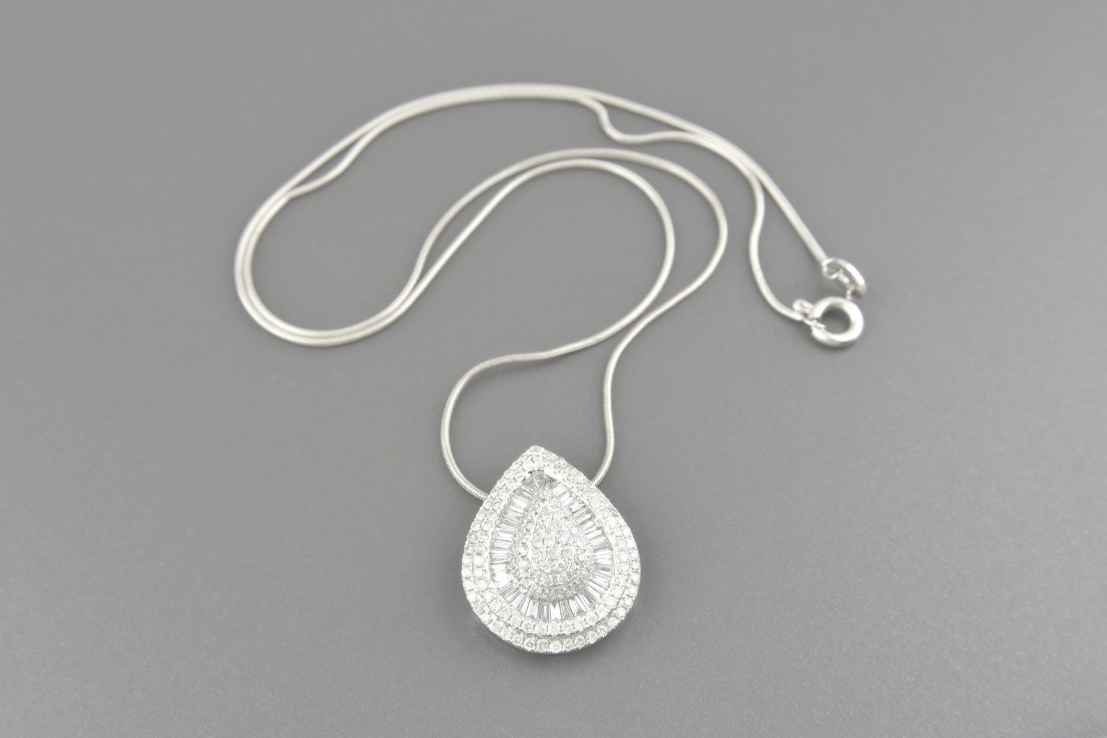 Colar Gota em Ouro Branco 18k com Aprox. 2.5ct de Diamantes