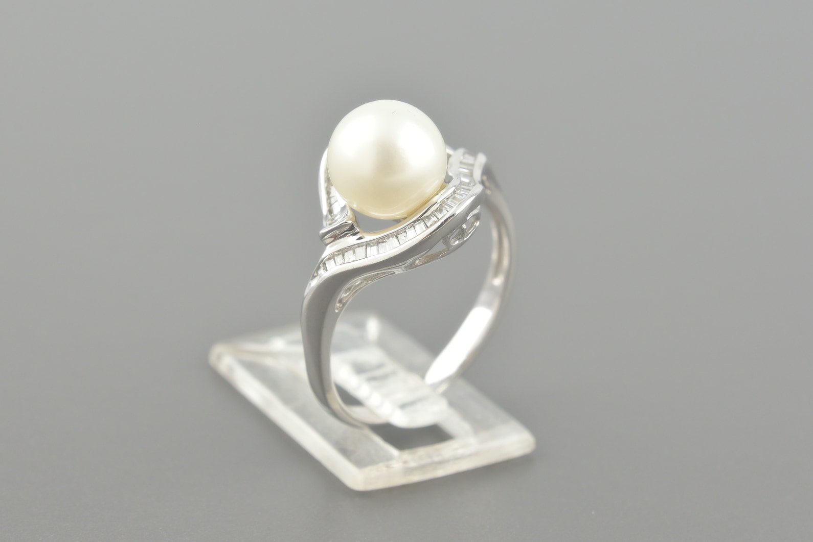 Anel em Ouro Branco 18k com Pérola de 7.5mm e Diamantes Baguete