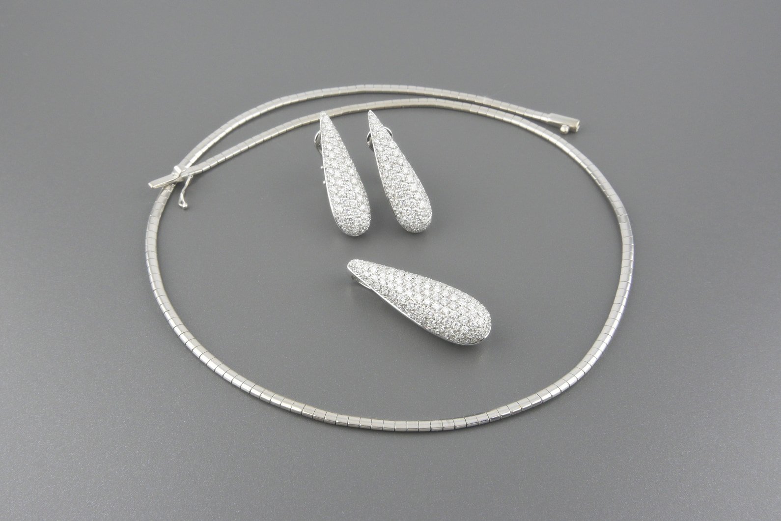 Conjunto Brincos, Gargantilha e Pingente em Ouro Branco 18k com Aprox. 6.0ct de Brilhantes no Total
