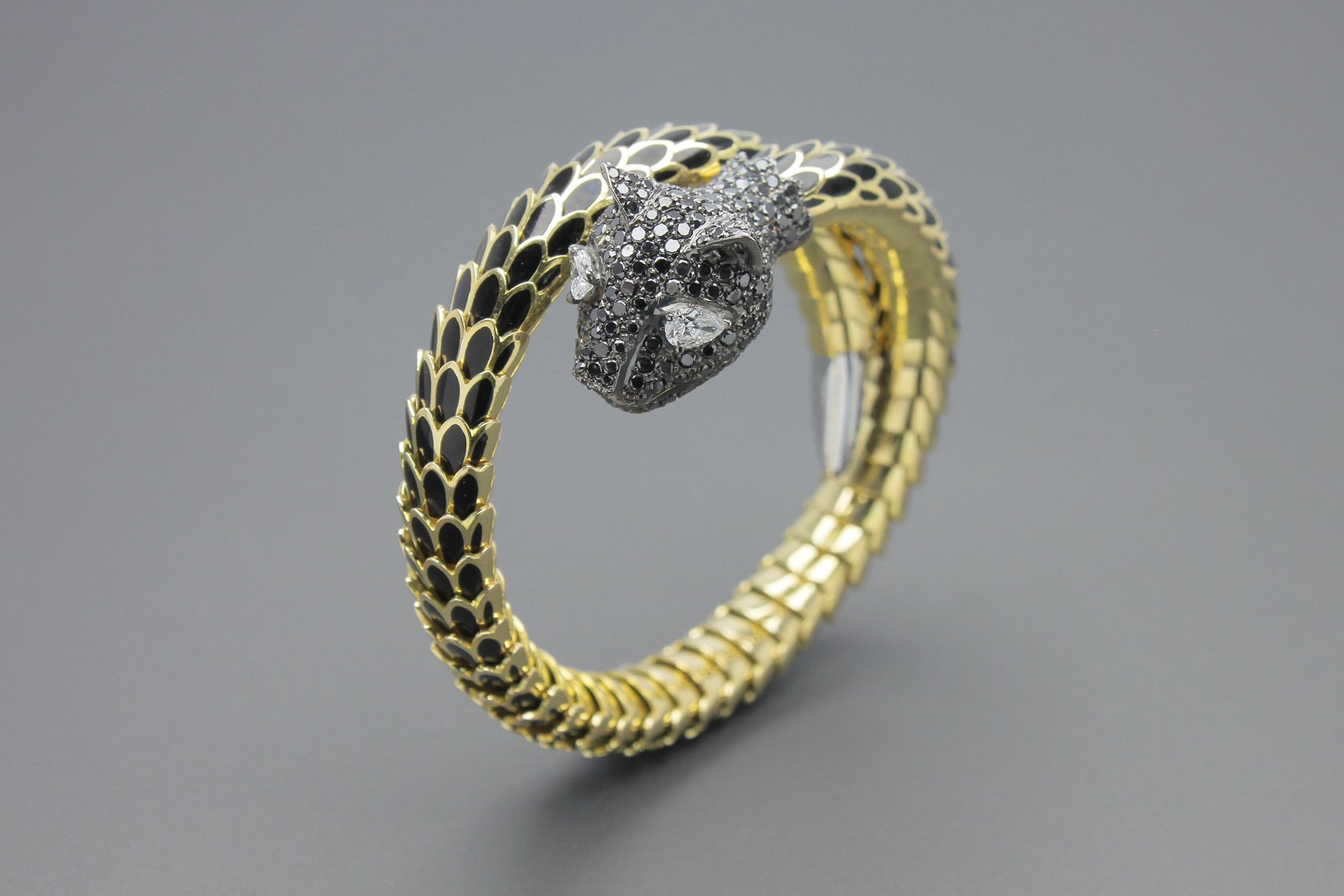 Bracelete Maleavel Leopardo em Ouro Amarelo 18k com Esmalte, Rodio Negro, Diamantes Negros e Diamantes Gota de 5x4mm