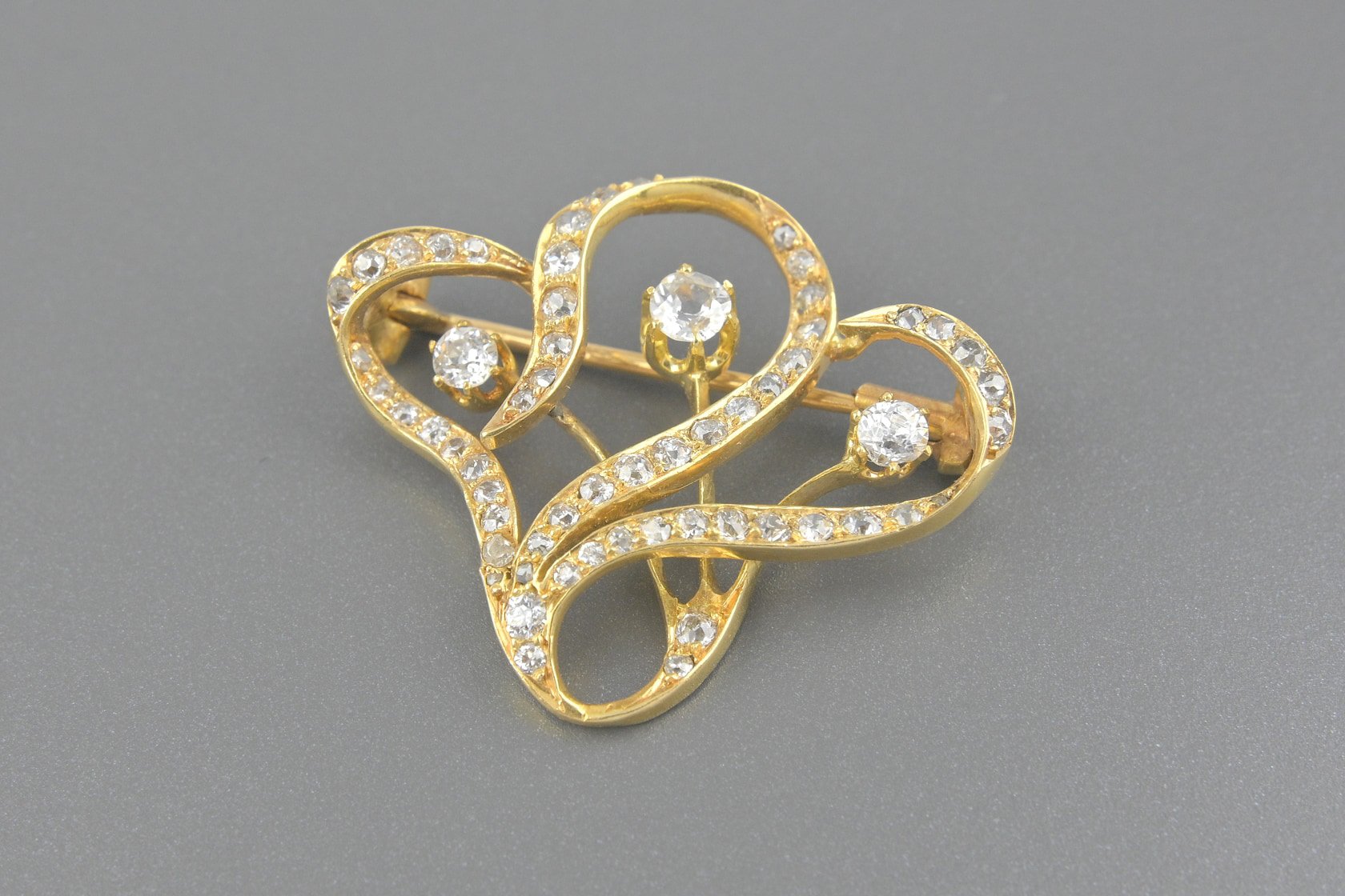 Broche em Ouro Amarelo 18k com Diamantes (Maiores de Aprox. 18pts e 10pts)