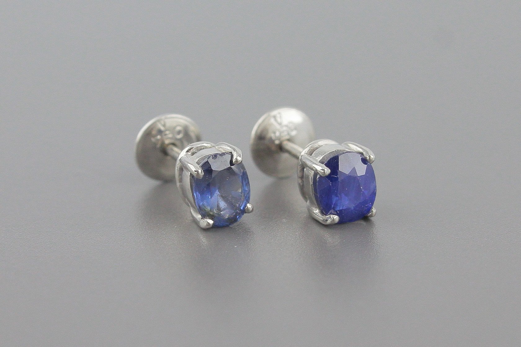 Brincos Solitários em Ouro Branco 18k com Aprox. 0.85cts de Safiras