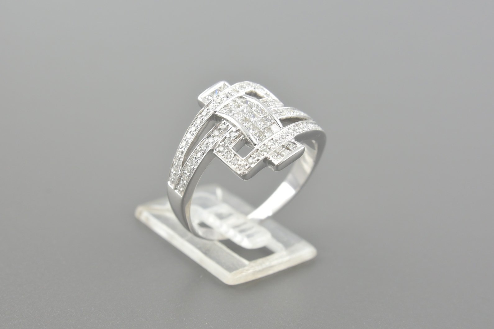 Anel em Ouro Branco 18k com Aprox. 54pts de Diamantes