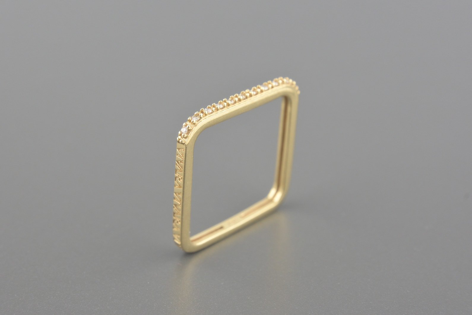Anel em Ouro Amarelo 18k com Aprox. 5pts de Brilhantes