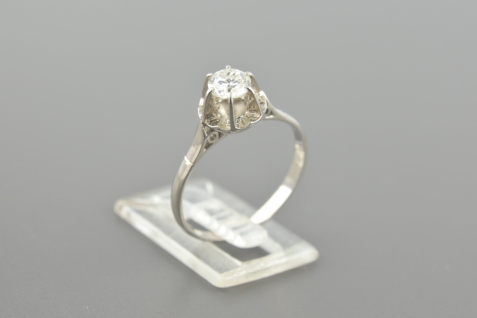 Anel Solitário em Ouro Branco 18k com Brilhante de Aprox. 0.36ct