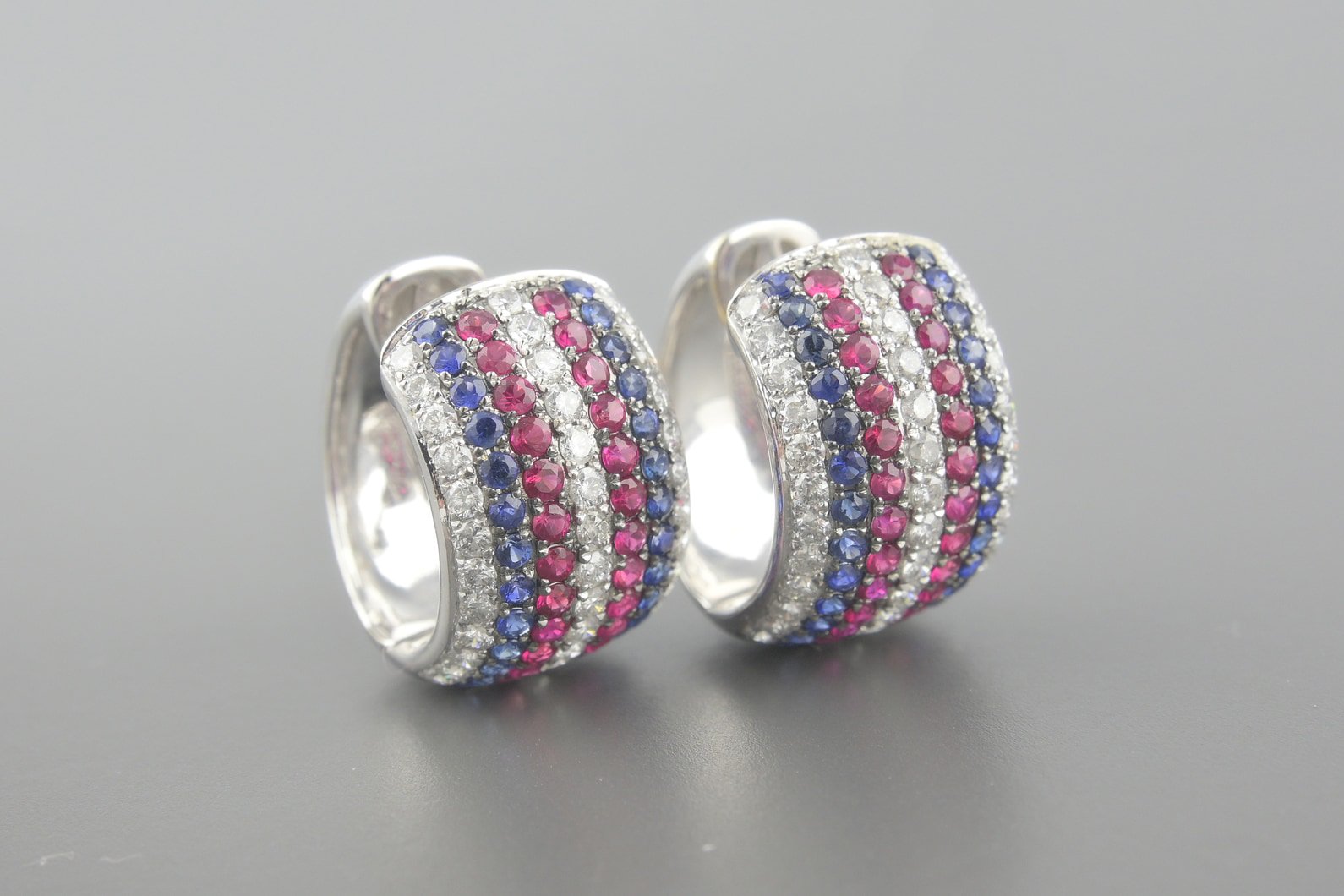 Brincos Argolas em Ouro Branco 18k com Aprox. 1.06ct de Rubis, Aprox. 0.86ct de Safiras e Aprox. 1.3ct de Brilhantes