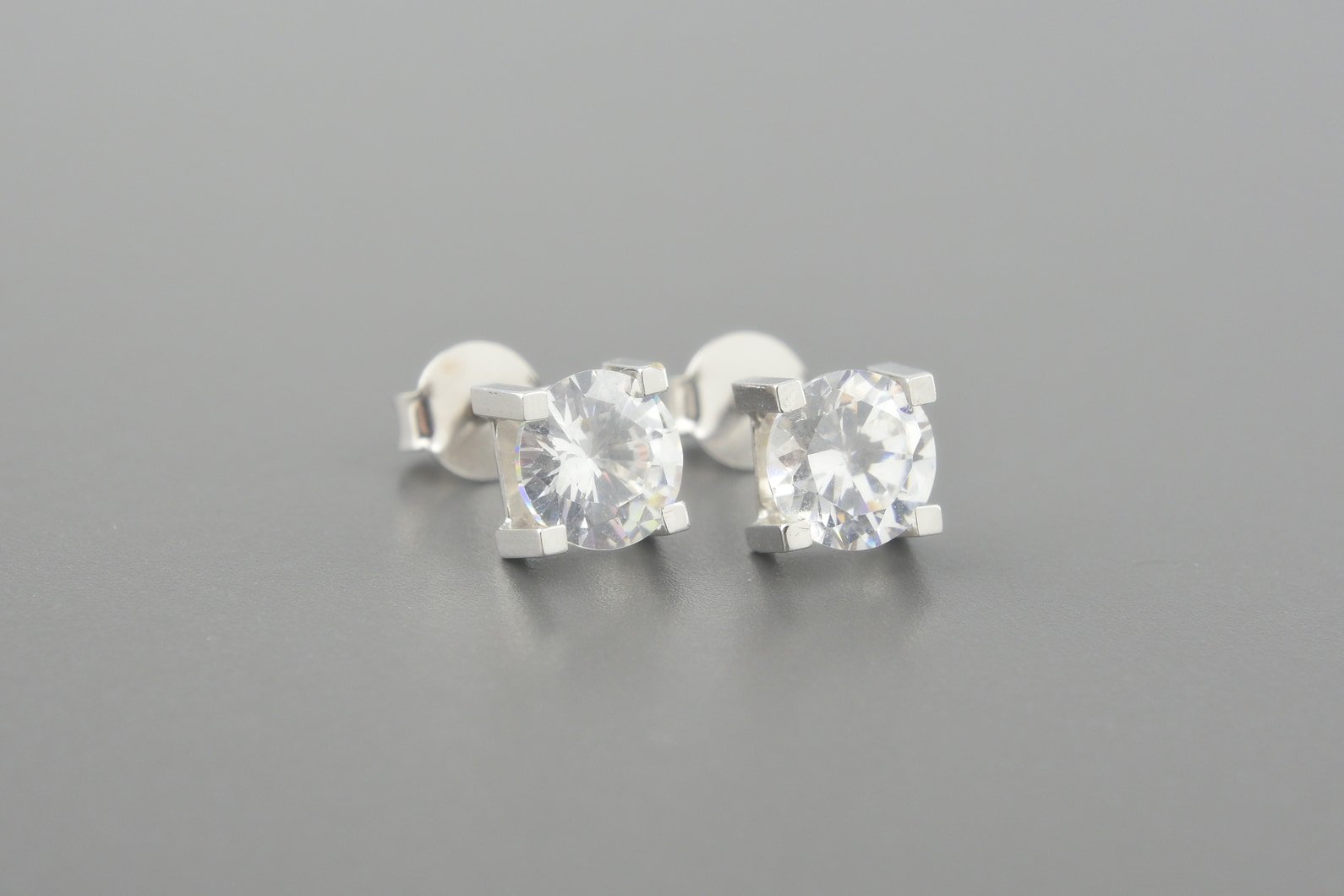 Brincos Solitários em Ouro Branco 18k com Zirconias de 6mm