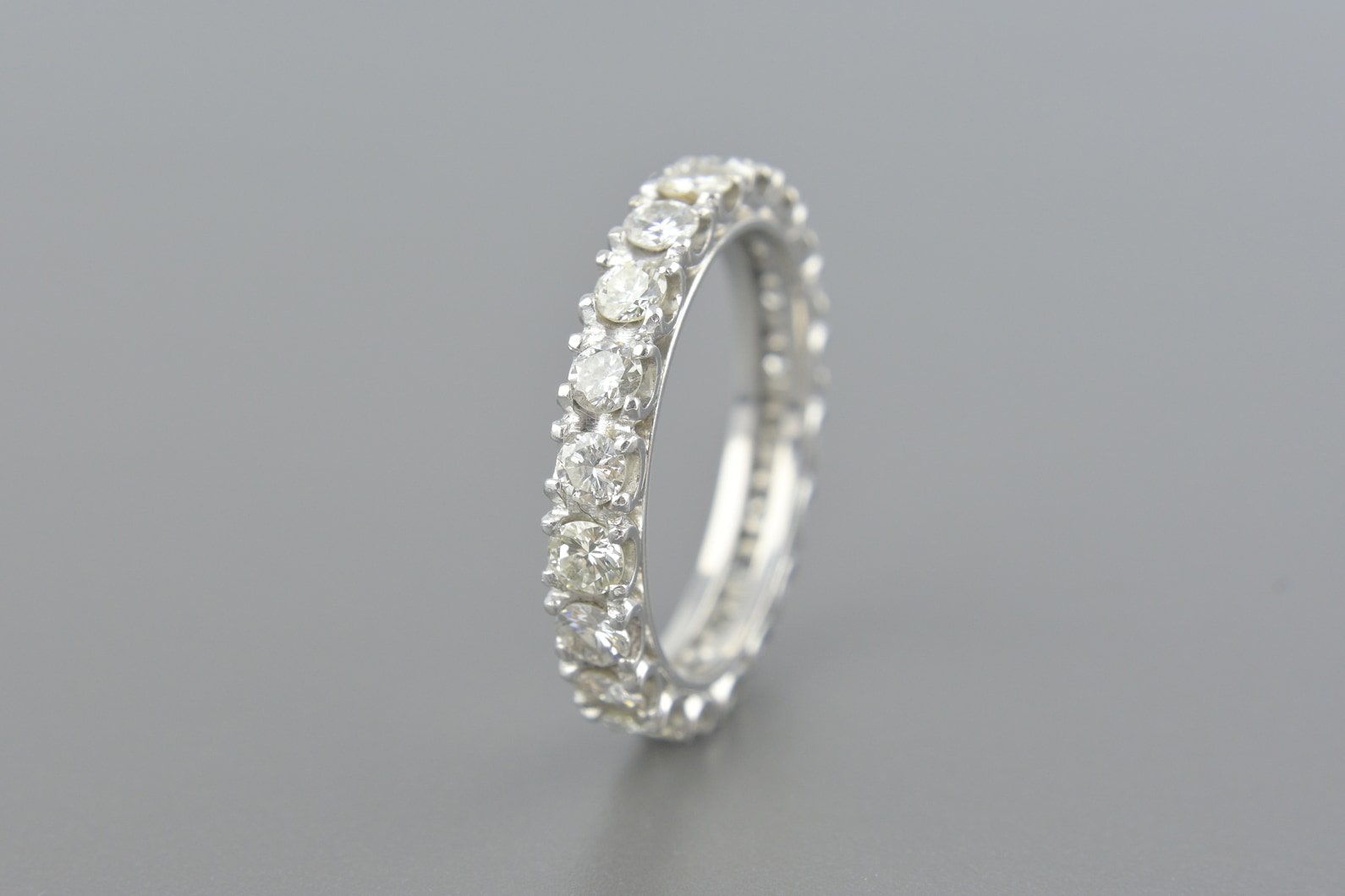Aliança Inteira em Ouro Branco 18k com Aprox. 1.6cts de Brilhantes