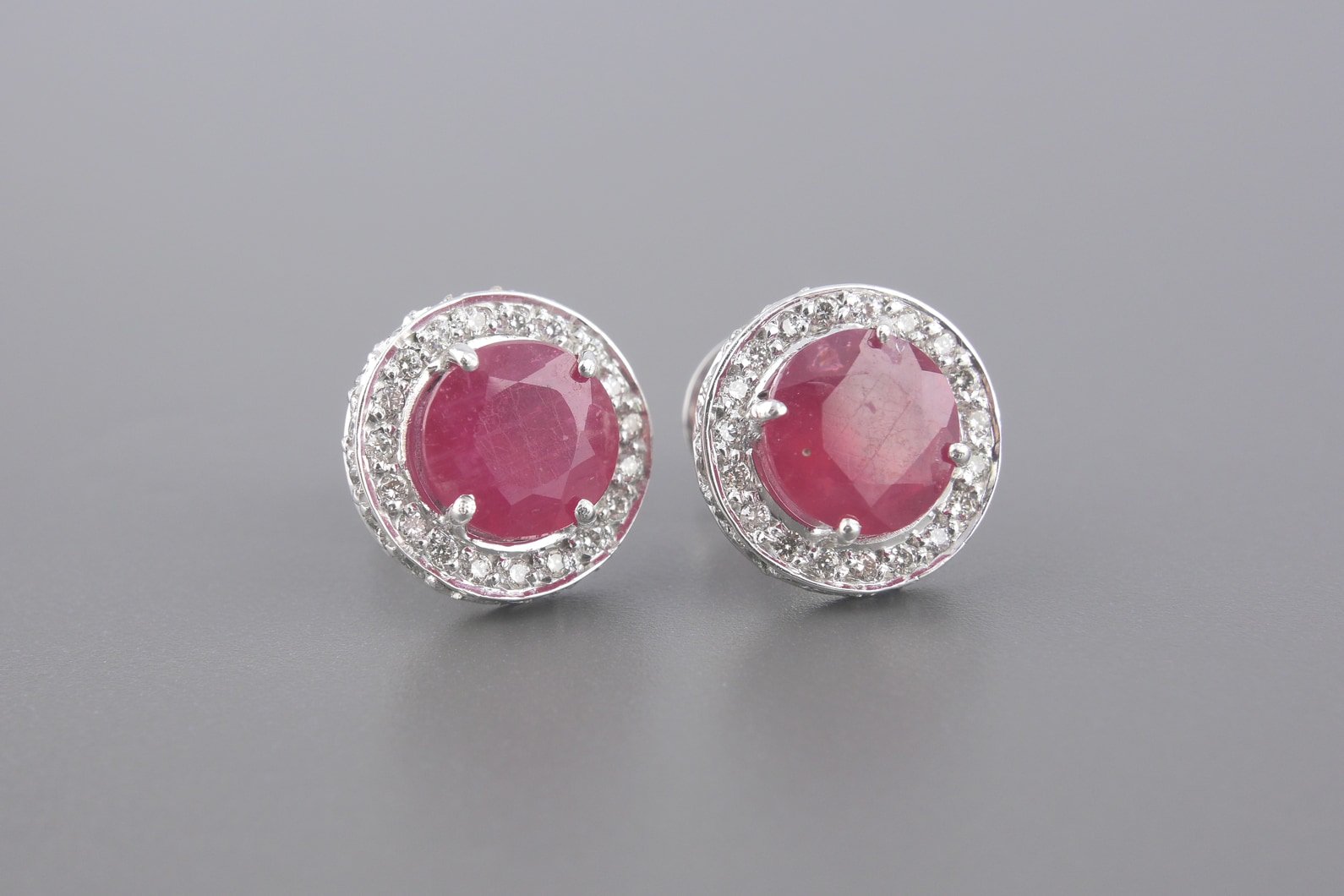 Brincos em Ouro Branco 18k com Aprox. 3.0ct de Rubis e Aprox. 37pts de Brilhantes