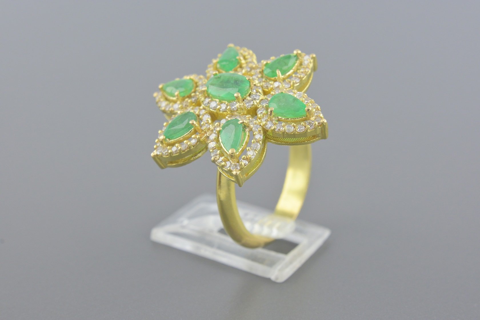 Anel Flor em Ouro Amarelo 18k com Esmeraldas e Aprox. 55pts de Brilhantes