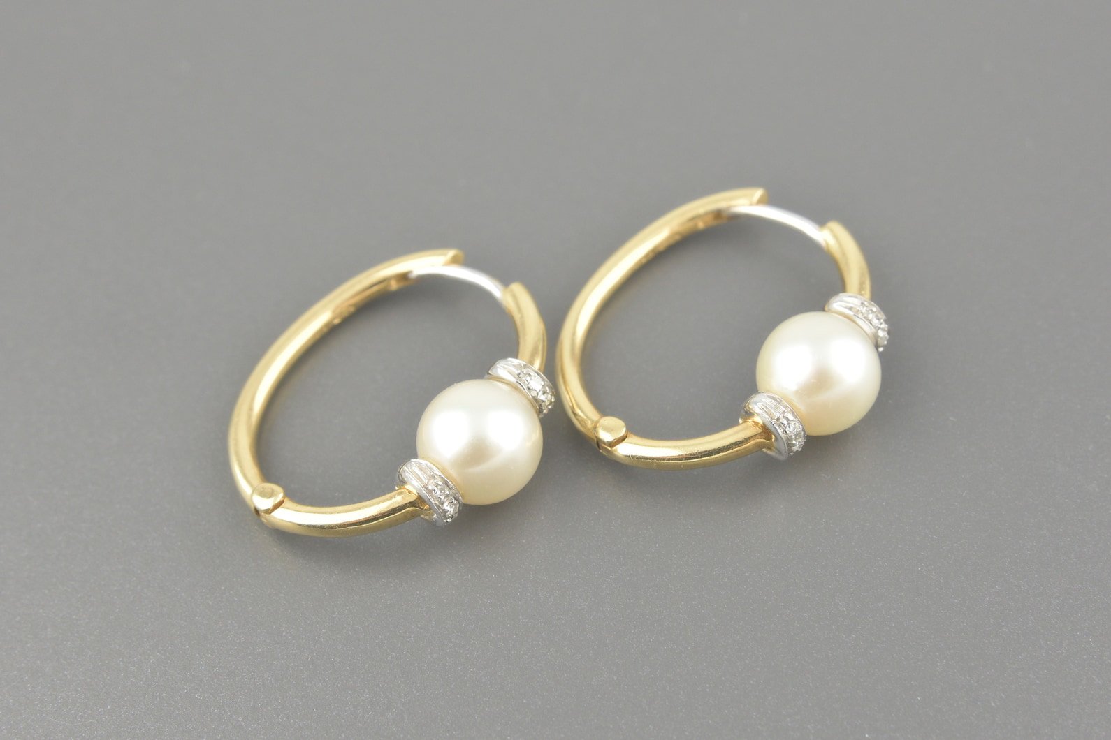 Brincos Argola em Ouro Amarelo 18k com Pérolas de 7.5mm e Aprox. 6pts de Brilhantes