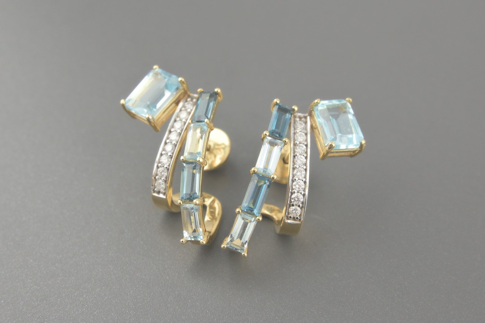 Brincos em Ouro Amarelo 18k com Topázios Azuis e London (Maior de 7x5mm) e Aprox. 16pts de Brilhantes