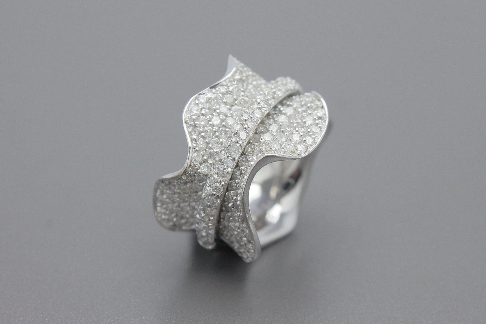 Anel em Ouro Branco 18k com Aprox. 1.5ct de Brilhantes