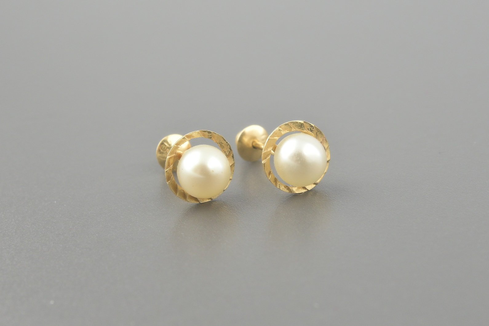 Brincos Infantis em Ouro Amarelo 18k com Pérolas de 4mm