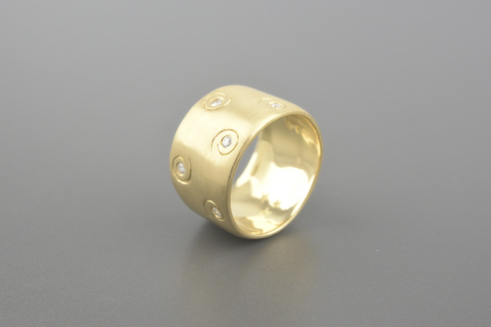 Anel em Ouro Amarelo 18k com Aprox. 7pts de Brilhantes