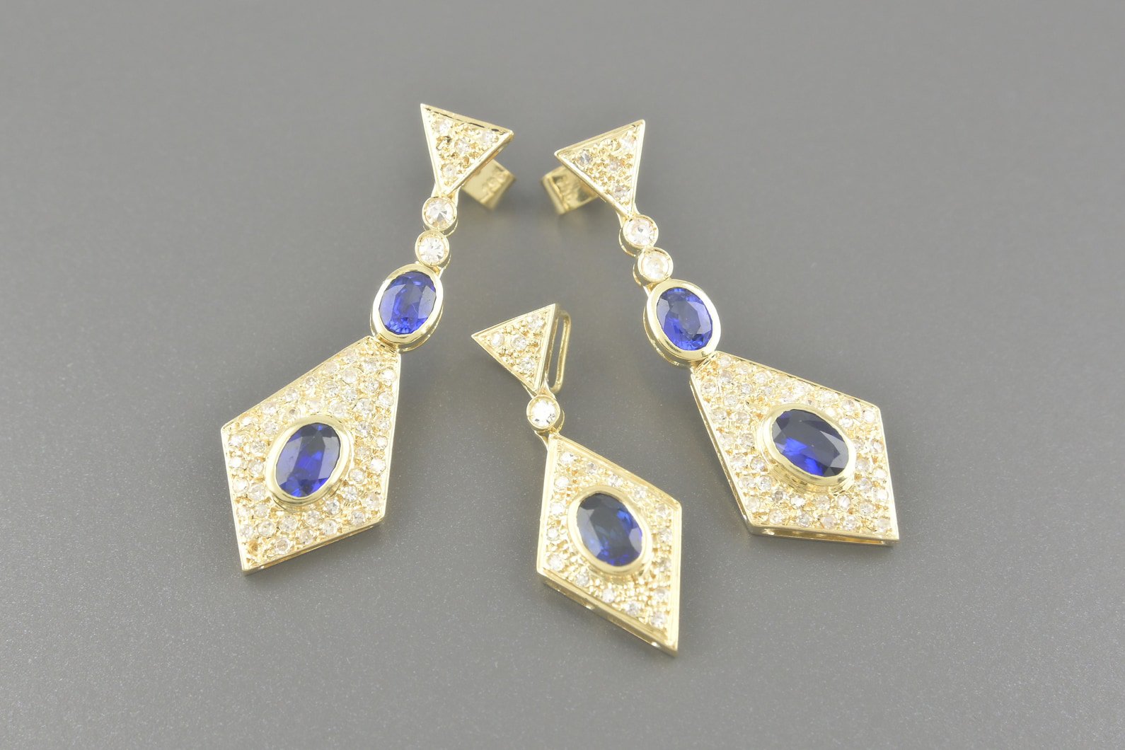 Conjunto Brincos e Pingente em Ouro Amarelo 18k com Safiras Ovais de 6x4 e 5x4 mm e Aprox. 1.32ct de Brilhantes